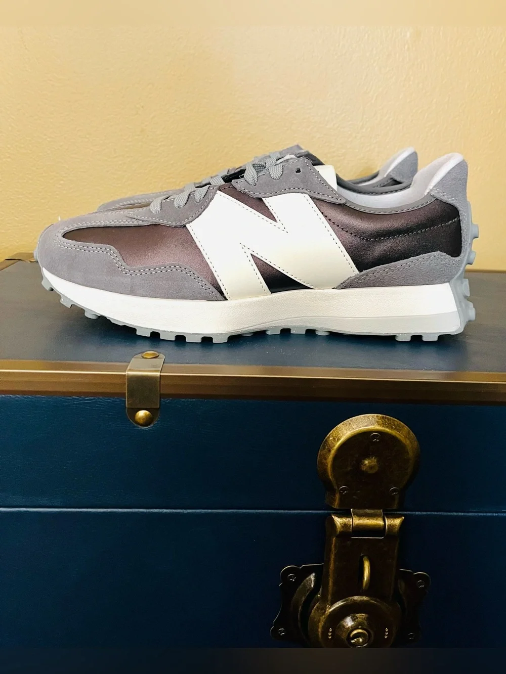 New Balance 327  Sneakers METALLIC Expresso Leather / White Men 10 / Women 11.5
